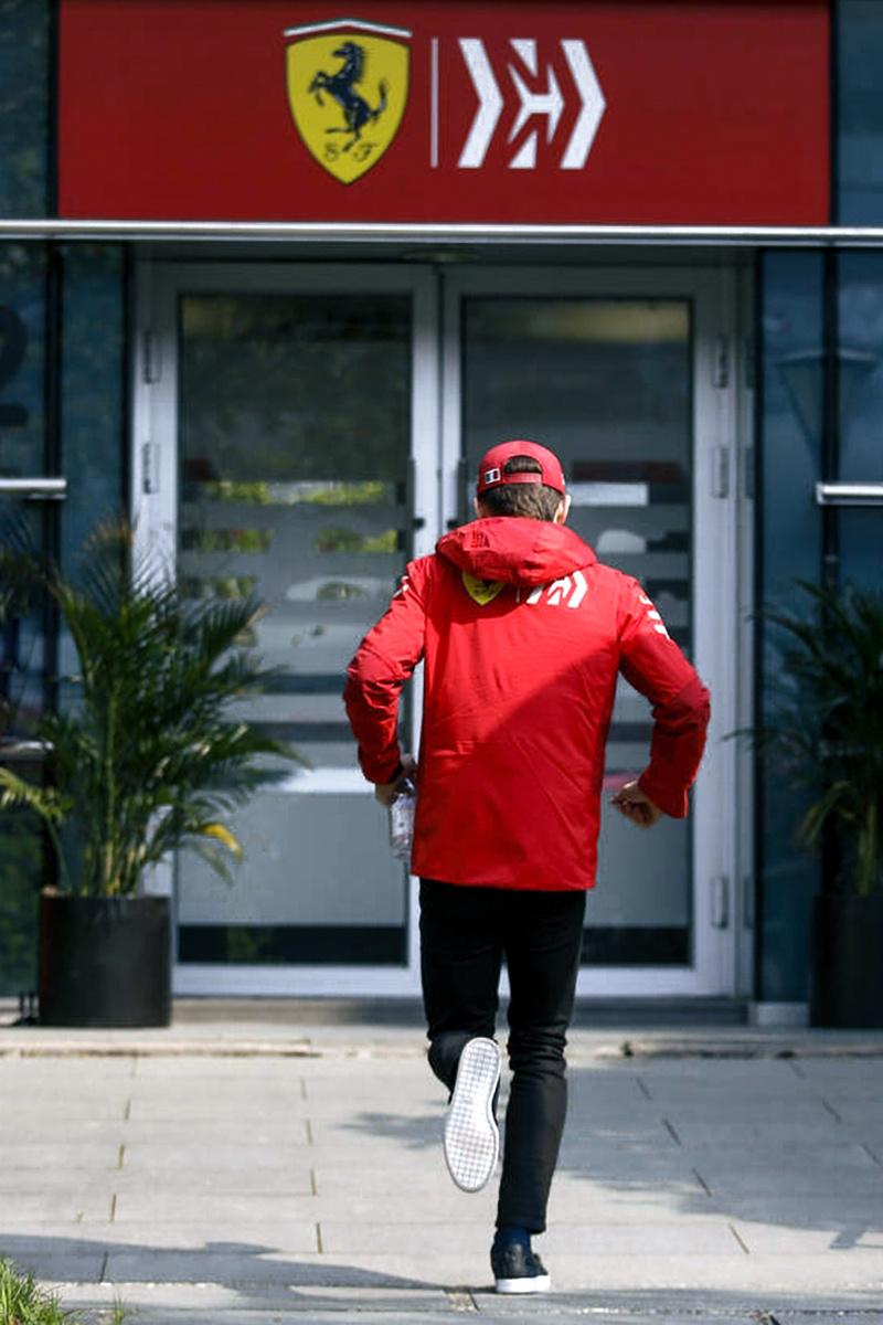 安保人员为了避免车迷听到车手去向，给他们取了代号，乐扣是“袋鼠”，因为他喜欢蹦蹦