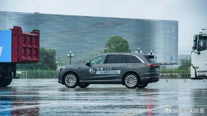 乐道L90到底安不安全，还是要真刀真枪地撞一下！雨天环境下，8吨重卡50km/h