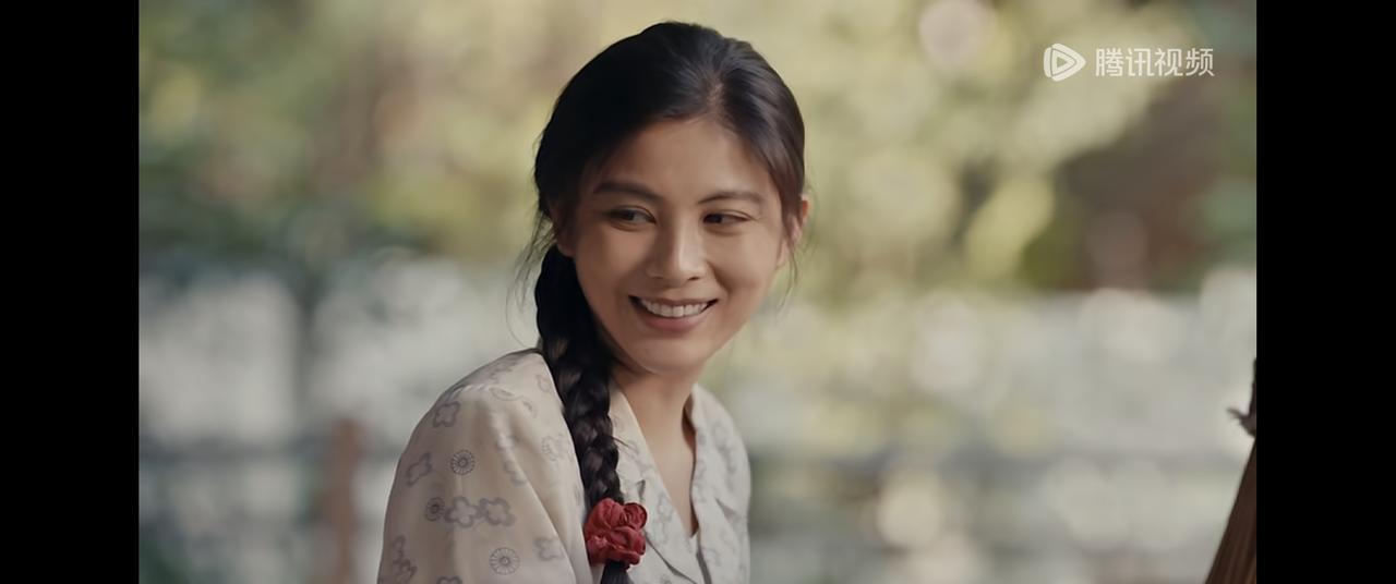 央视热播剧，靠2亿社恐的“尴尬”引爆流量！
这剧算是把年轻人玩明白了。
《小城大