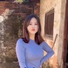 复古巷弄里，温柔少女轻倚墙边，静享时光凭栏少女 林间粉裳美人 回眸暖岁 篱笆美人