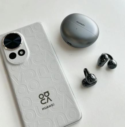 华为nova13 Ultra的相机配置真是太硬核了，一共配备了五个镜头，各个都很