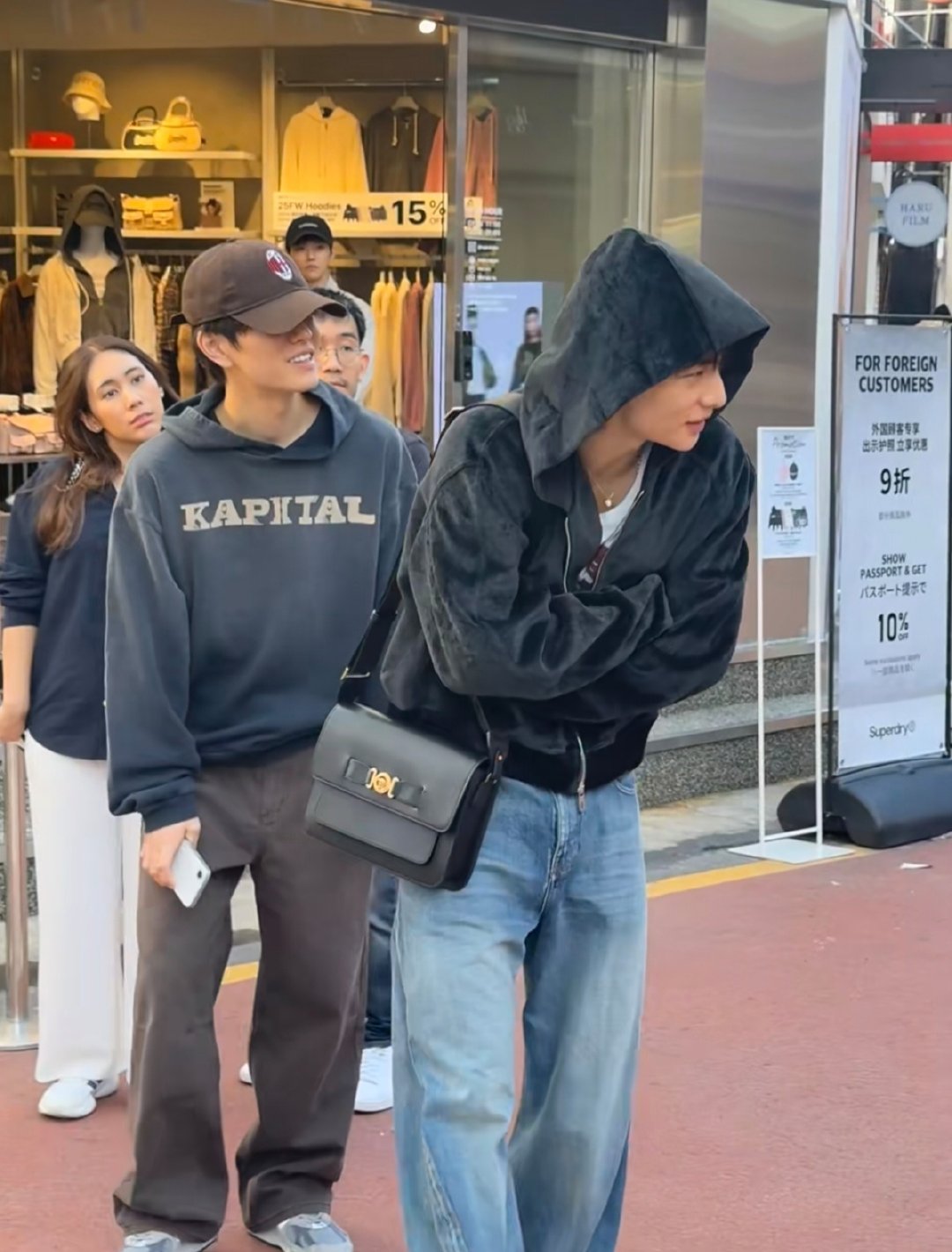 圣水洞偶遇黄铉辰偶遇黄铉辰与好友逛街 谁羡慕哭了！有网友在圣水洞偶遇 Stray