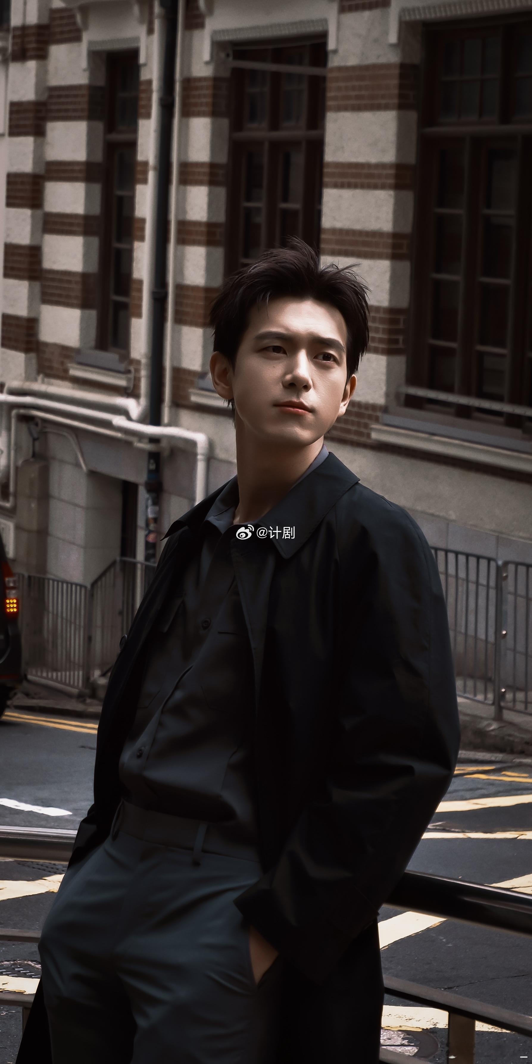 李现内娱的线下神图永动机 李现线下活动从来没让人失望过，今天白色西装造型又是神图