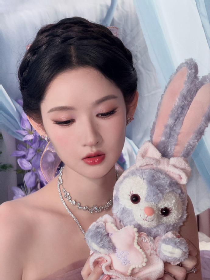 王玉雯这组图越看越上头 淡紫色纱裙衬得她皮肤白到发光，发间的丝带随风轻晃，整个画