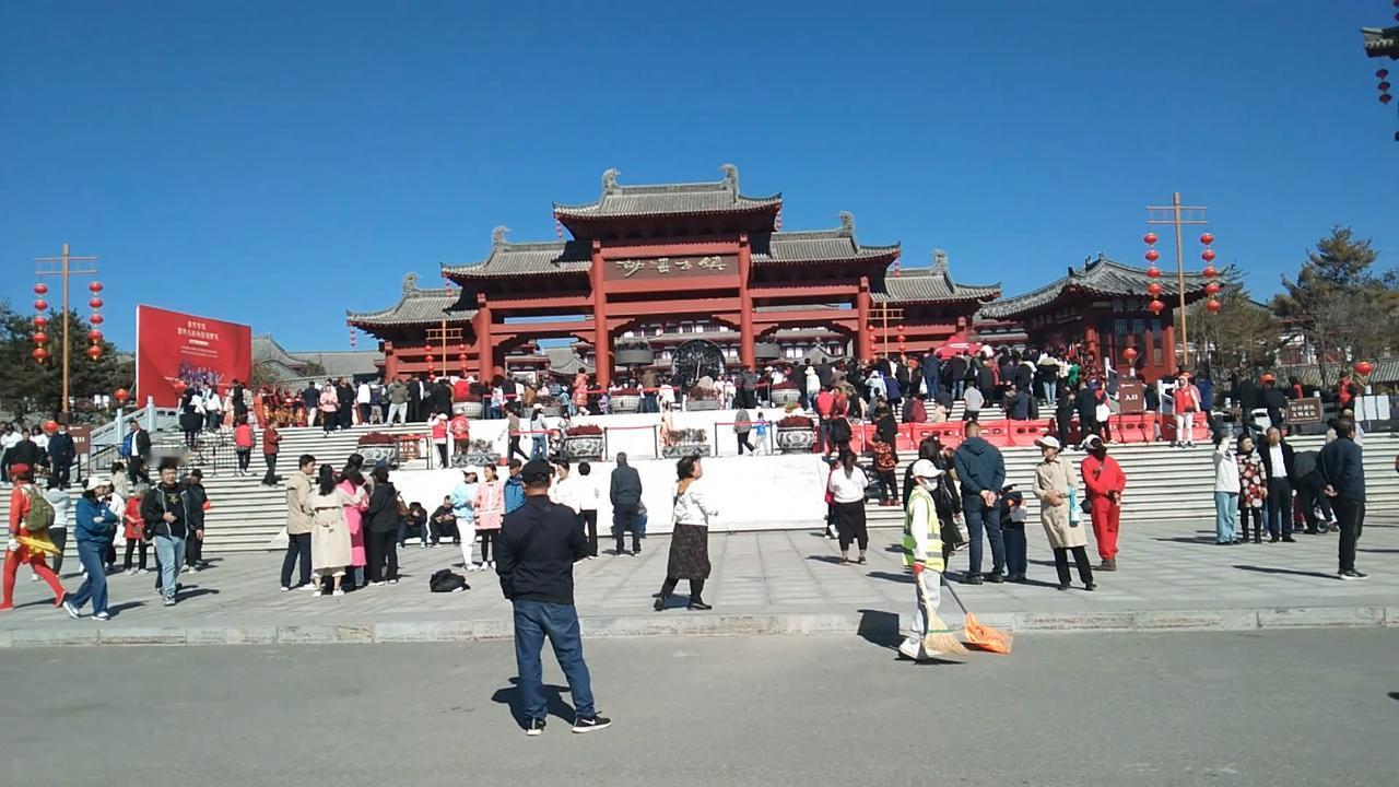 你们知道这是哪里吗？大门上方的匾额是什么字？这是古渤海国时的古镇啊，据说，在这个