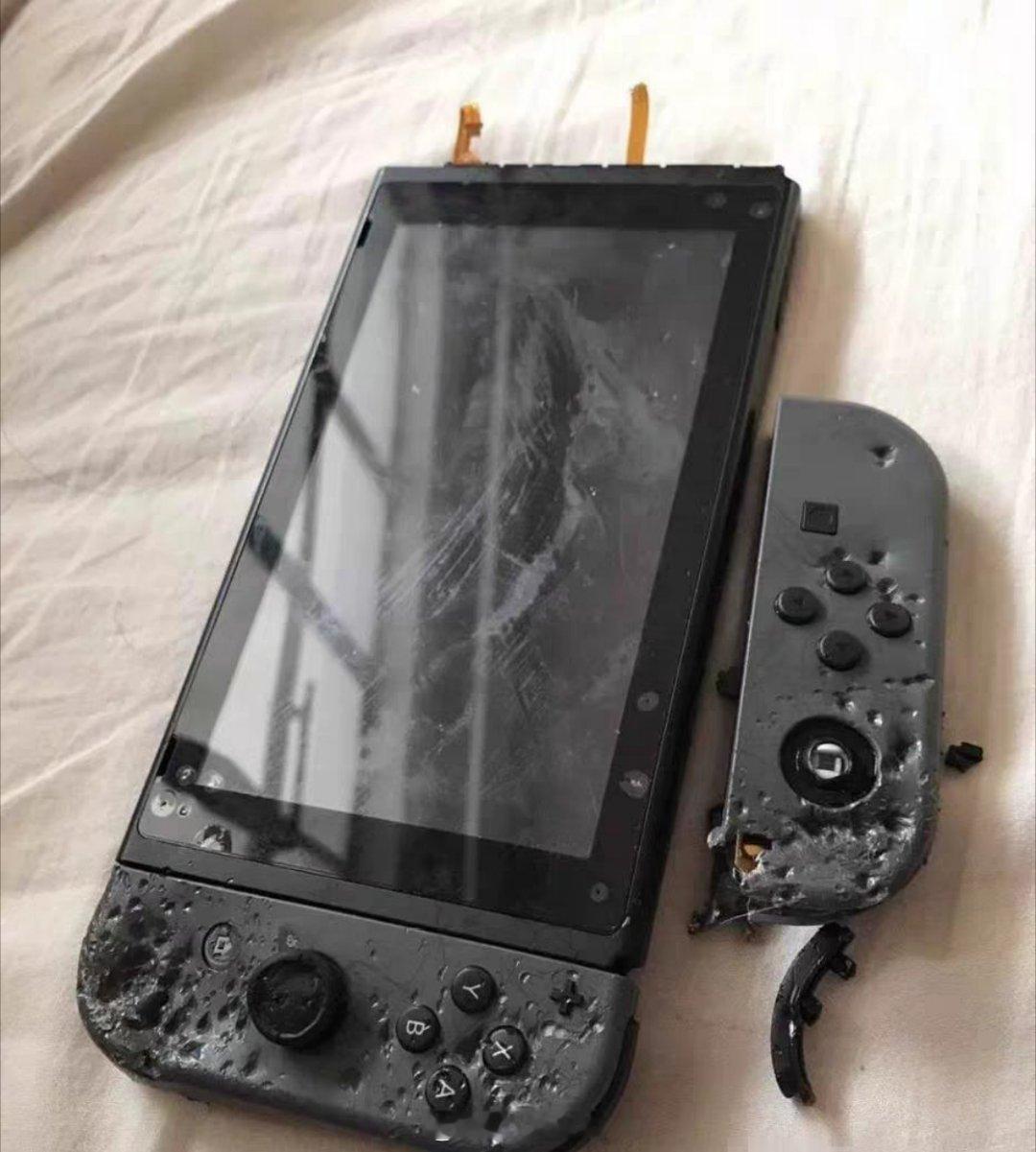 一台ns游戏机成色8新，有点小磕碰，能开机能玩游戏，至于能不能玩下去还要看个人毅