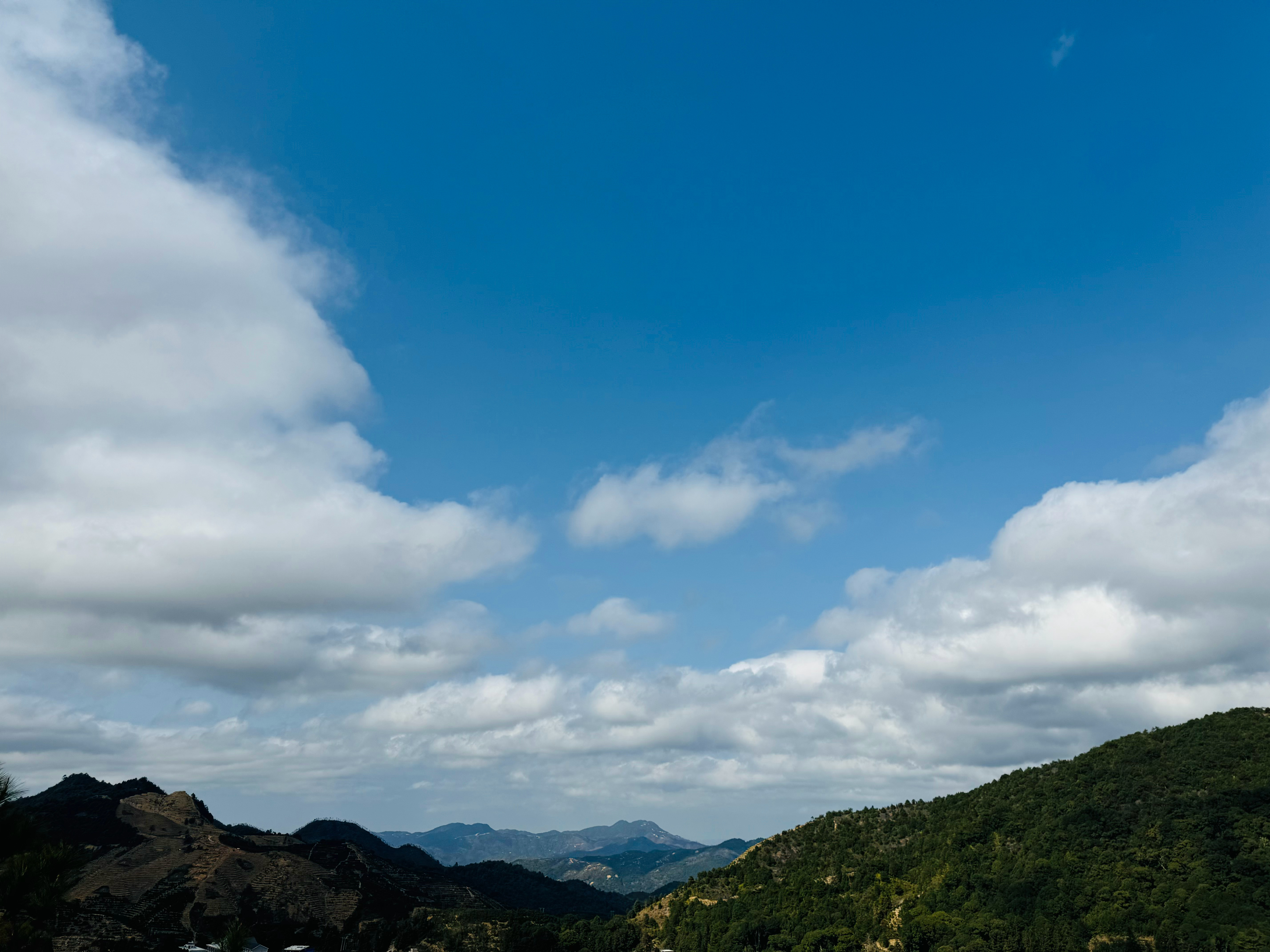 给你们看看青山蓝天白云，城里可没有这风景[哼] ​​​