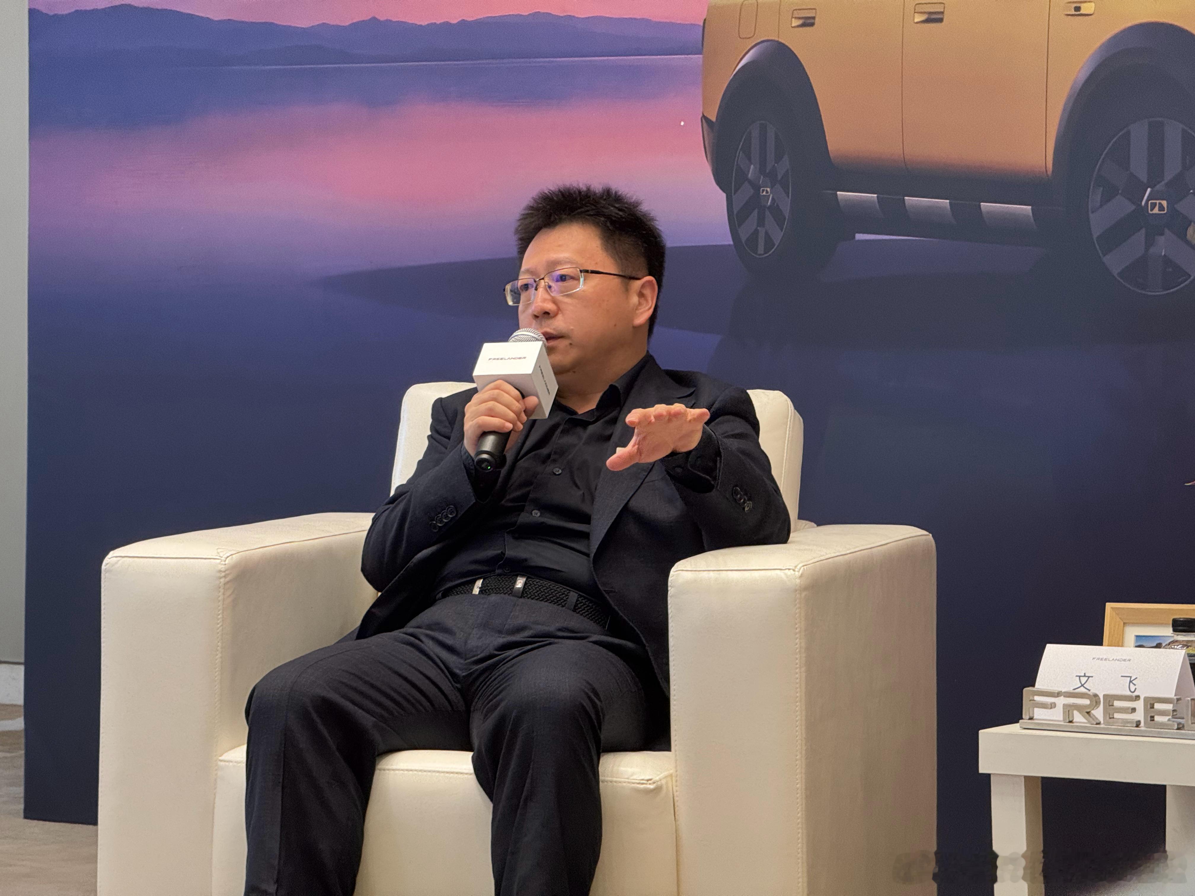 文飞说：神行者品牌未来五年将推出六款全新车型，目标是在全球销量达到30万辆级规模