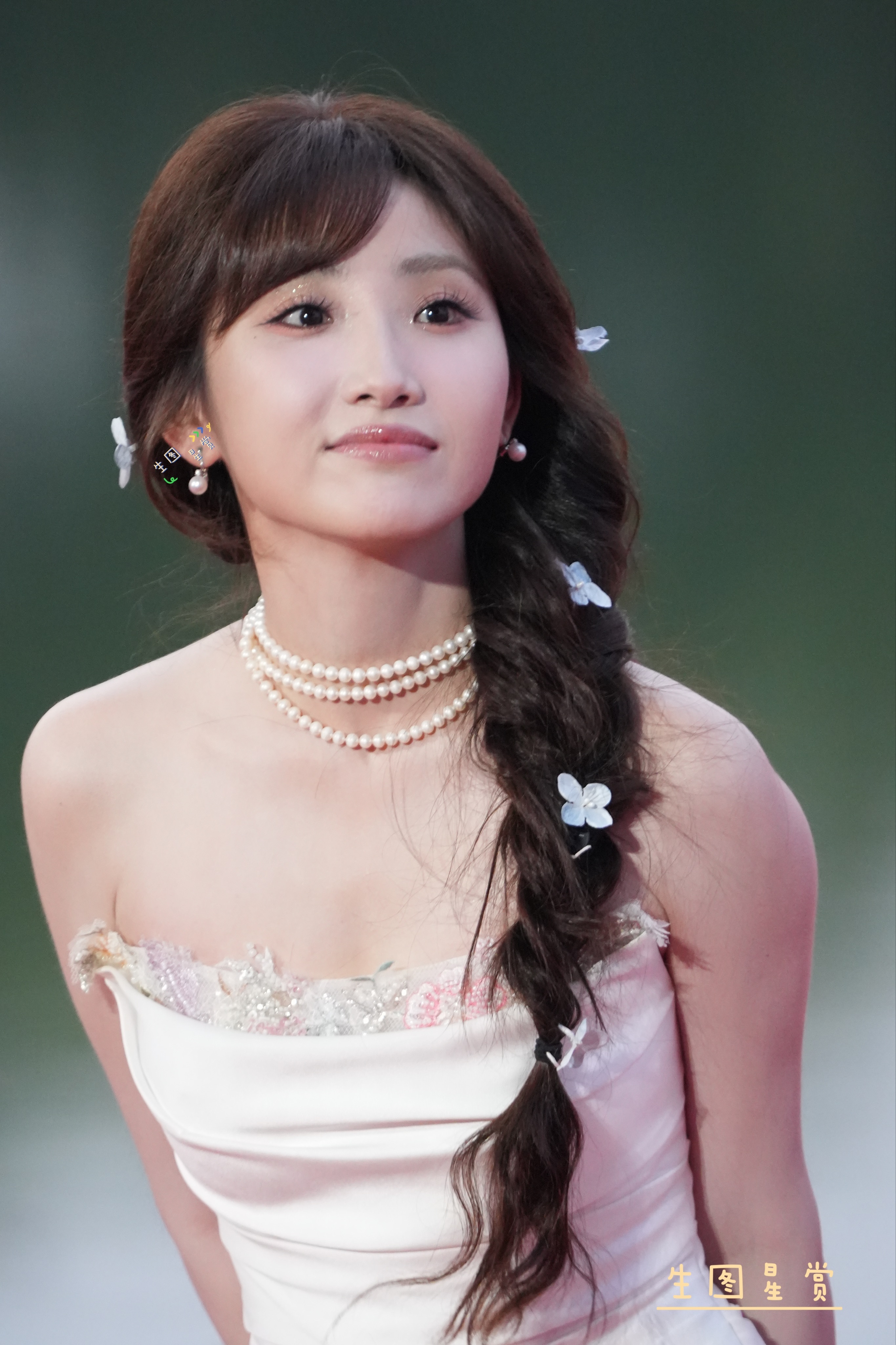 许梦圆×横店微短剧之夜梦幻美少女，麻花辫造型乖巧萌甜[抱一抱]🫧许梦圆明媚成啥