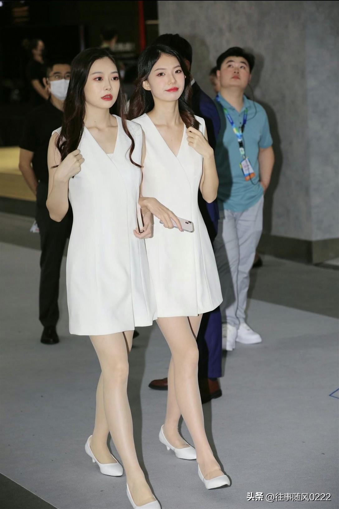 同款白色连衣裙，一起出街，美到爆
