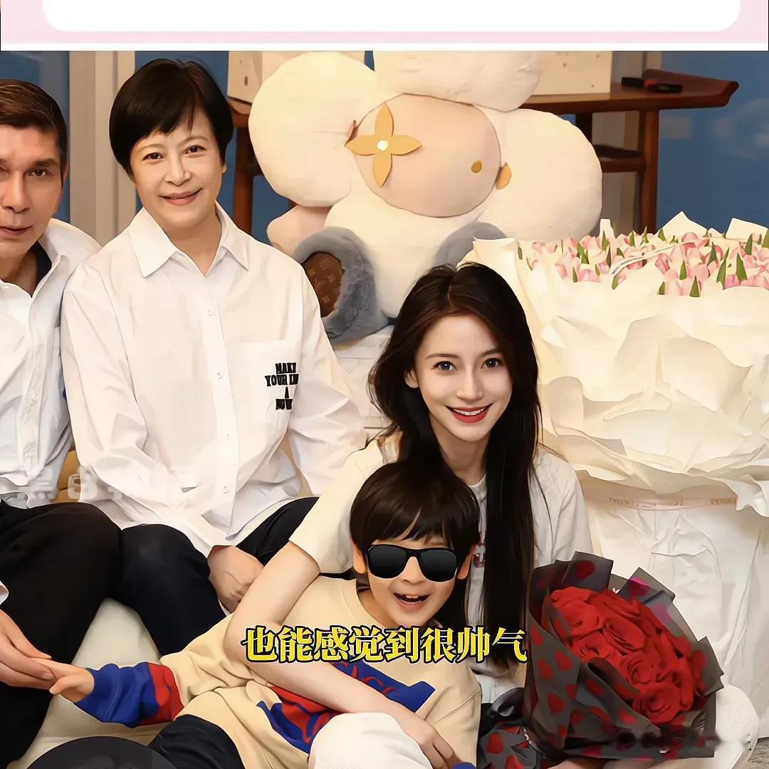 杨颖35岁生日晒儿子和父母的合照，一家人其乐融融，唯独少了黄晓明。儿子小海绵看起