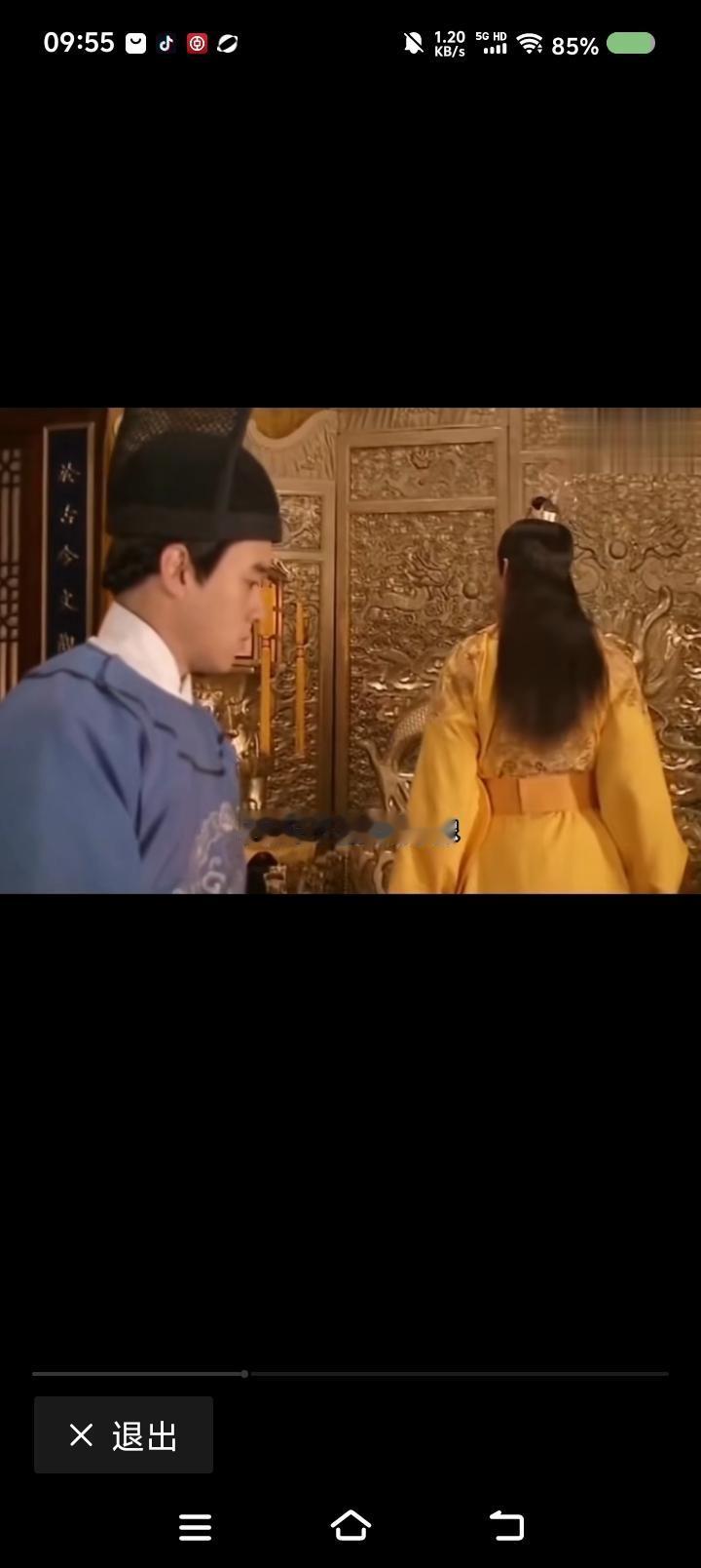 这是恐怖片？——
电视剧里，某皇帝说：“都说爷跟太祖帝长得像，其实不是长得像，太