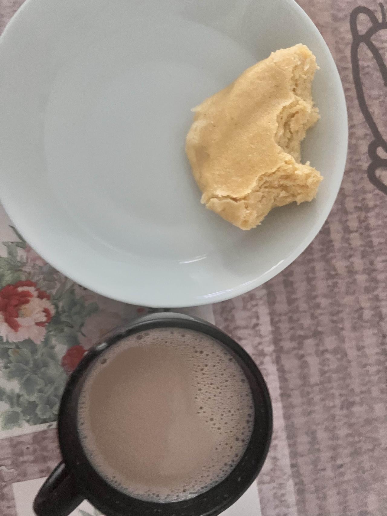 还别说玉米面饼配个咖啡还怪好吃的，一苦一甜刚好中合，味道甜中代点苦，不错