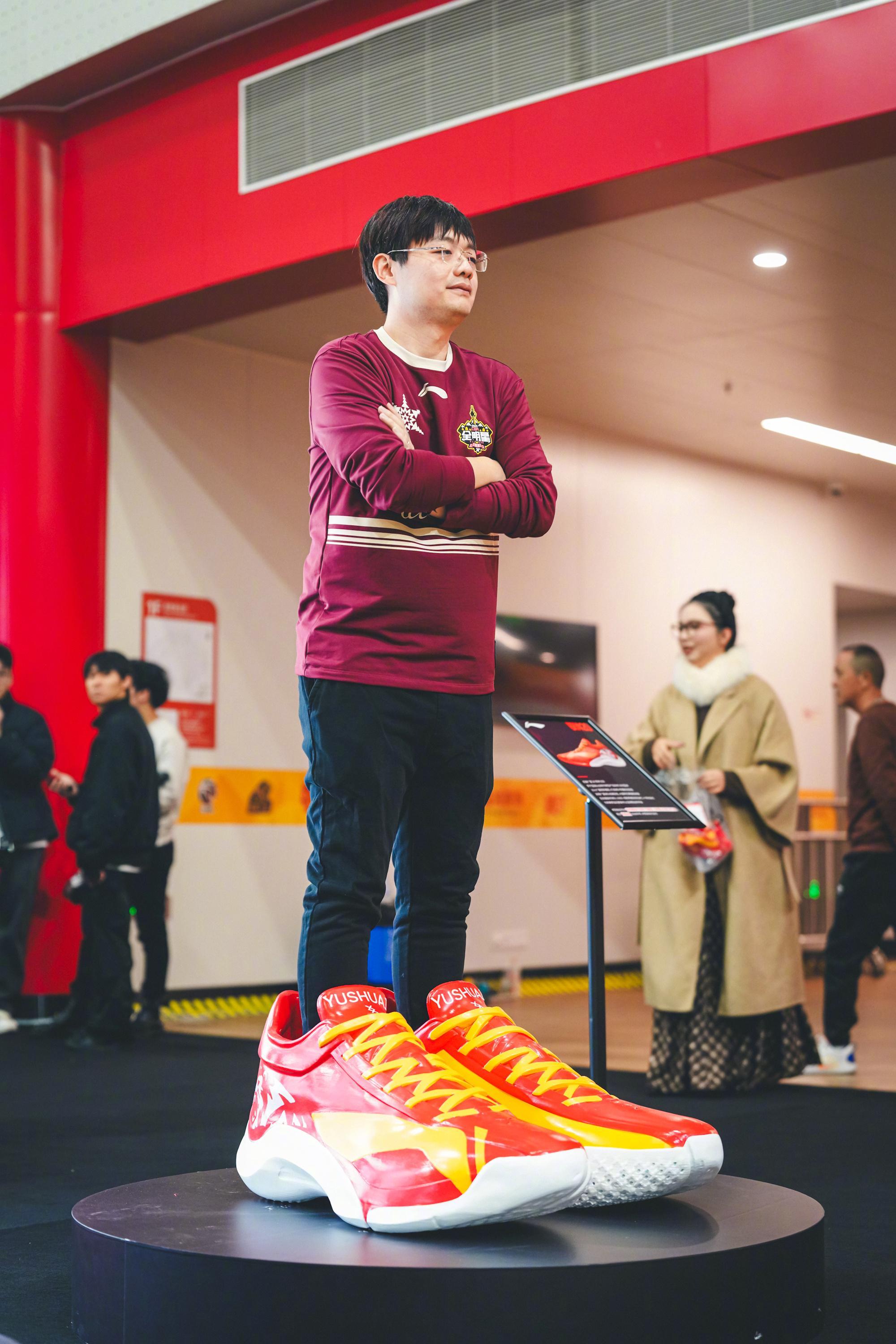 卫冕冠军球队的球迷总是很幸福🦁又见巴里·布朗，他对粉丝真的太好了