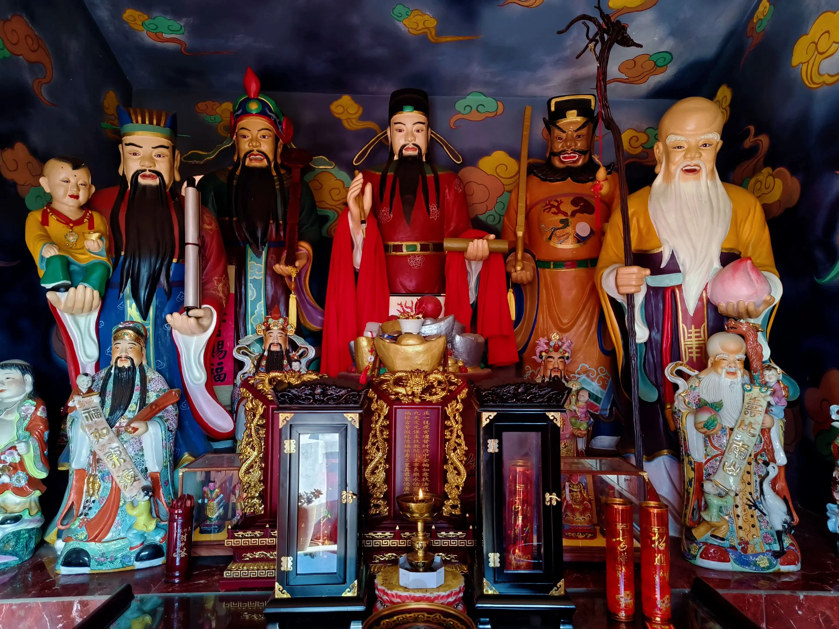 福绕千门暖，禄随事业兴； 寿同松柏茂，喜伴笑声盈； 财聚万事成。