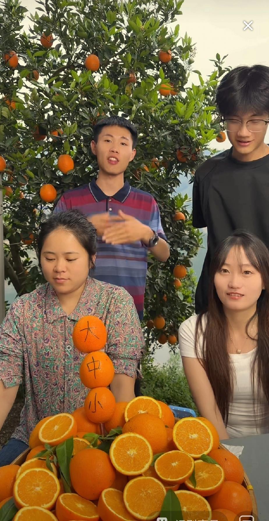 申聪的媳妇穿着虽朴素，但那副福泰之相的脸上，满是善良与旺夫之相。申聪弟弟的女友则