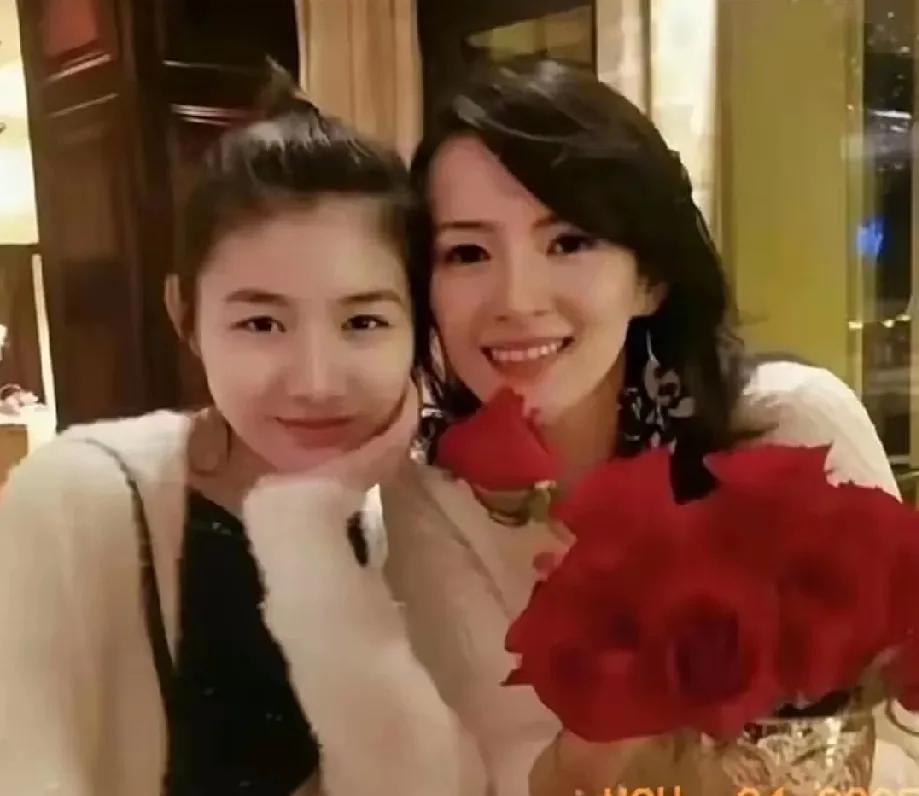 章子怡是个好后妈，她跟汪峰都离婚了，还能对一个不是自己亲生的小苹果这么好。

小