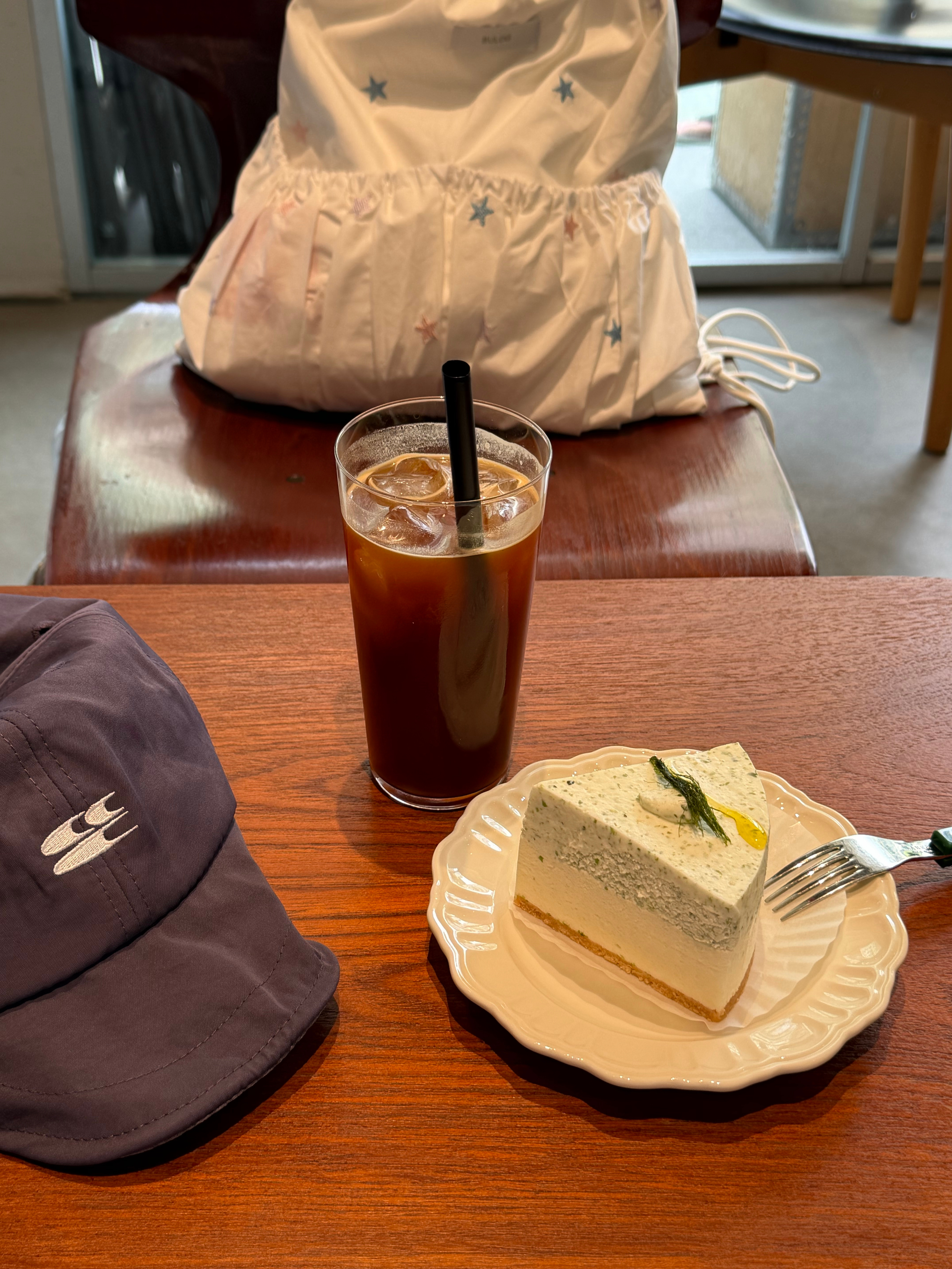 solo trip 的终极奥义是在咖啡店吃小蛋糕