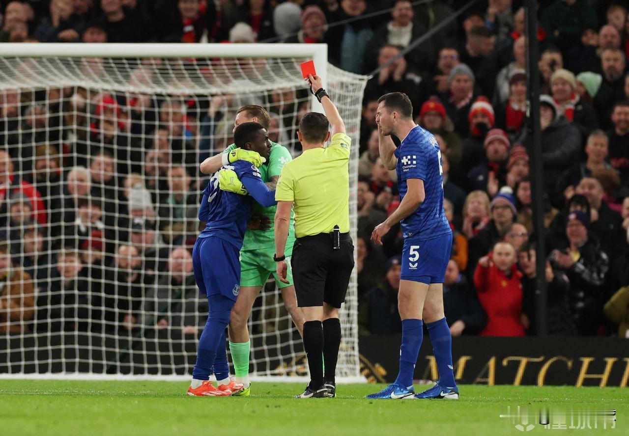 埃佛顿自废武功，曼联还是赢不了…英超第12轮客场挑战曼联的比赛中，埃弗顿中场伊德