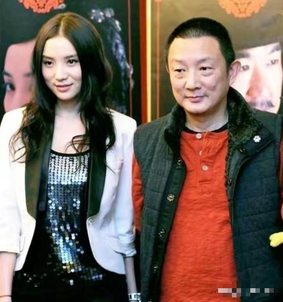 2007年，50岁的导演张黎爱上了27岁的宋佳，当时的张黎已经结了5次婚，为了娶