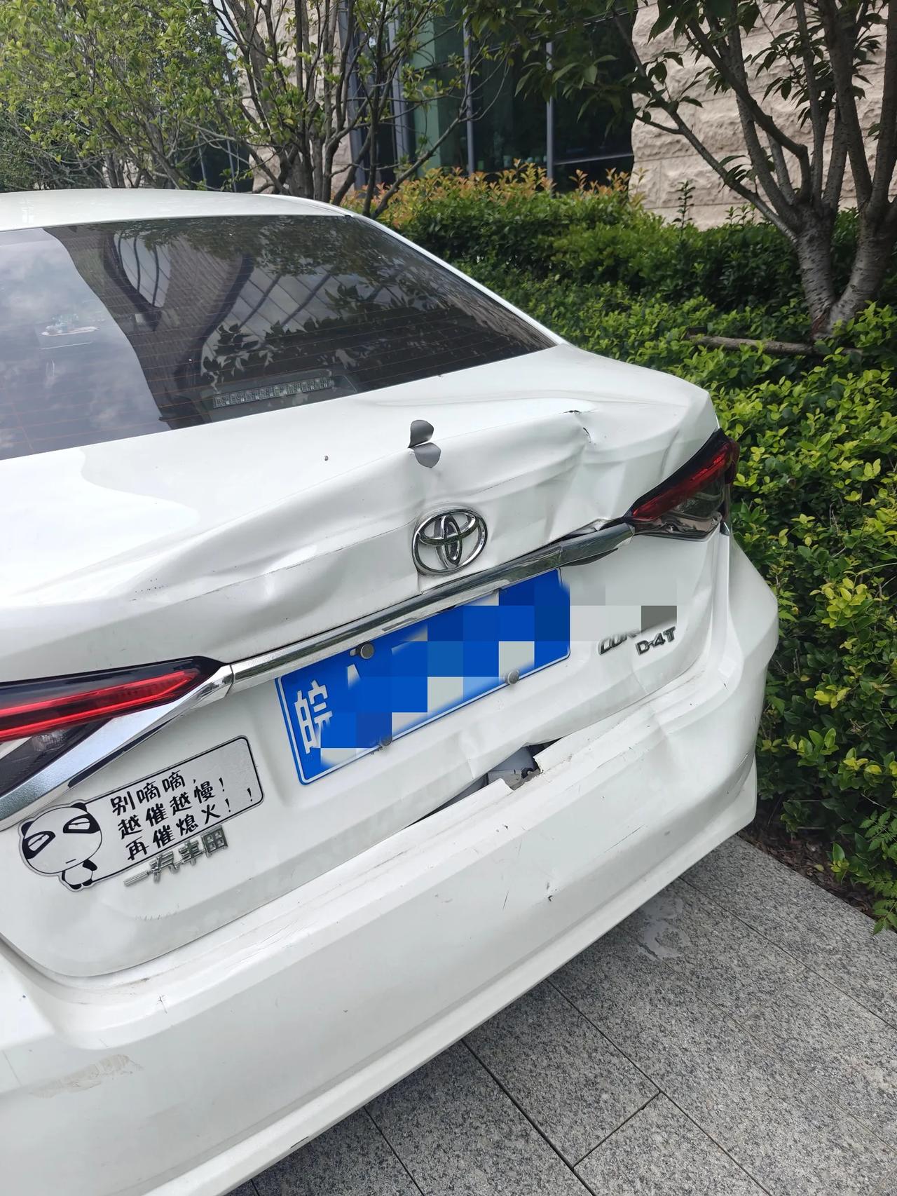 一张图让你看看日系车的降本策略！
看看这被撞翻的后尾门 以及这翘起的车漆。就知道