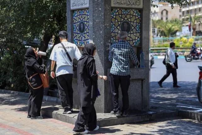 凌晨3点的伊朗德黑兰街头，路灯下全是推着水桶排队的人，像极了灾后救援的现场，但这