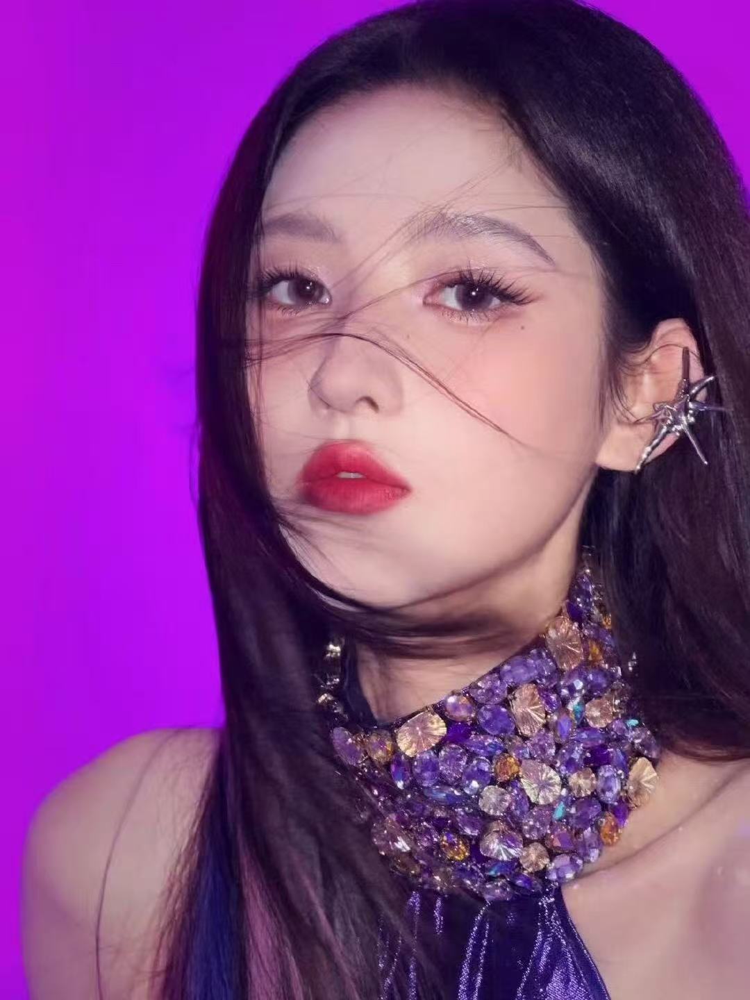 王玉雯紫裙氛围感大片王玉雯摩登大片即视感 太美了，氛围感拉满 