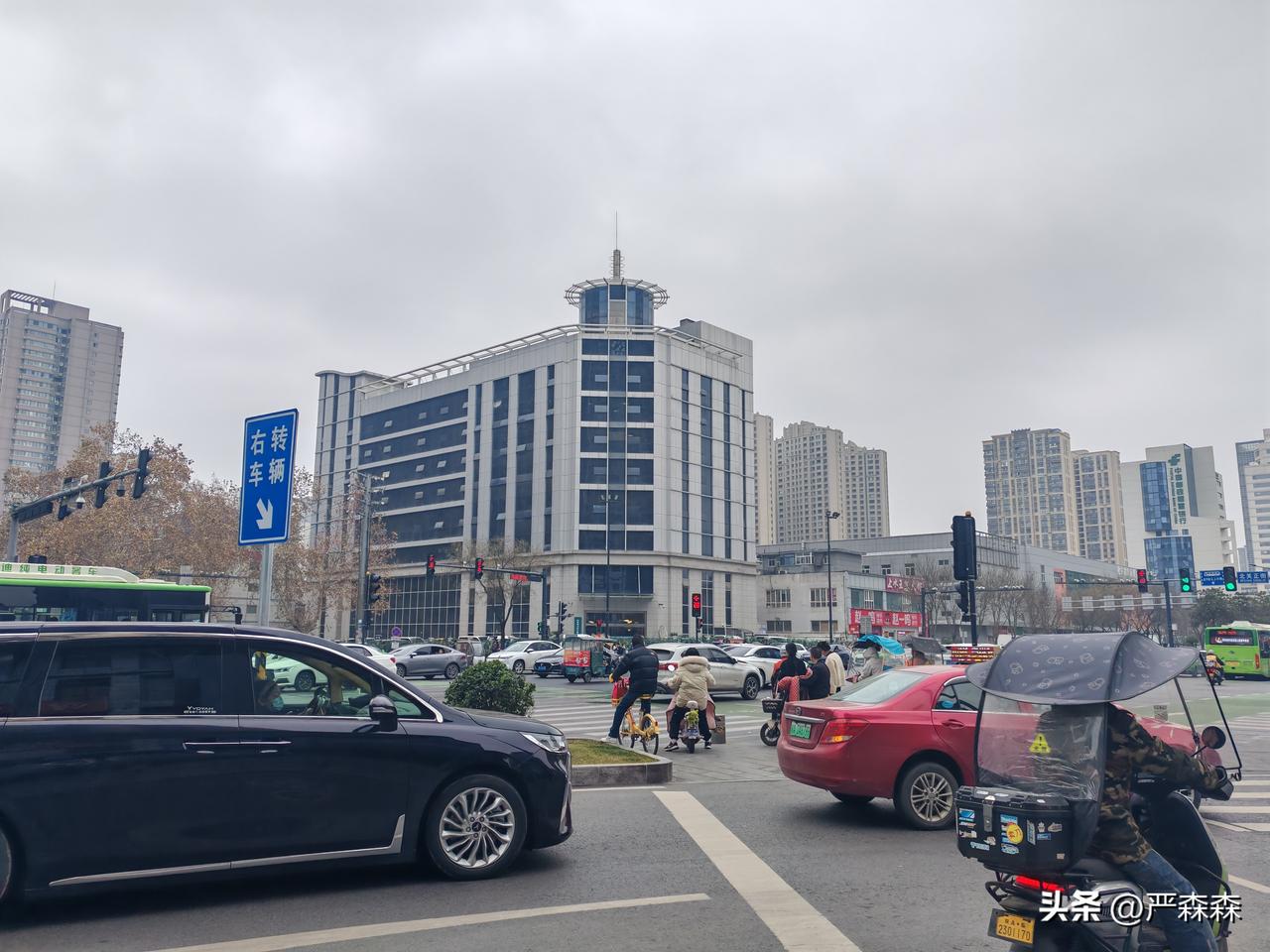 教培人难！昨天下午我去北郊看了一个朋友，他是做教培教数学的，四年不见，不到40岁