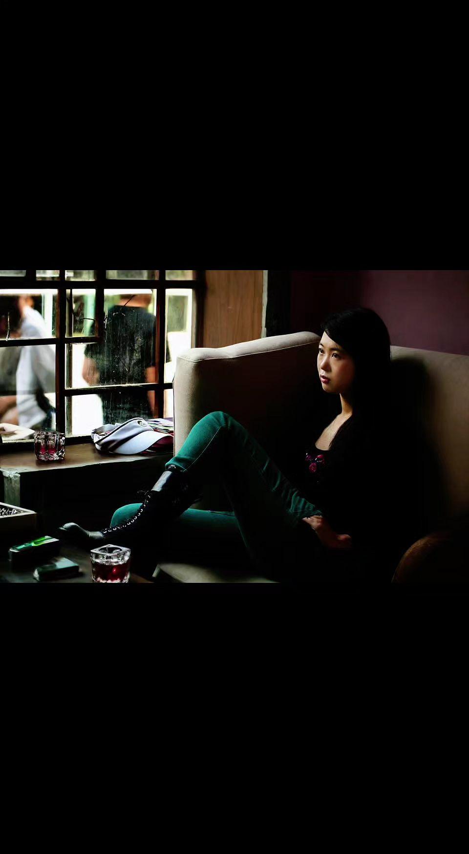 🌌光影把心事泡进酒杯🍷，窗外人潮是流动的默片🎬。孤独本是灵魂的留白啊～