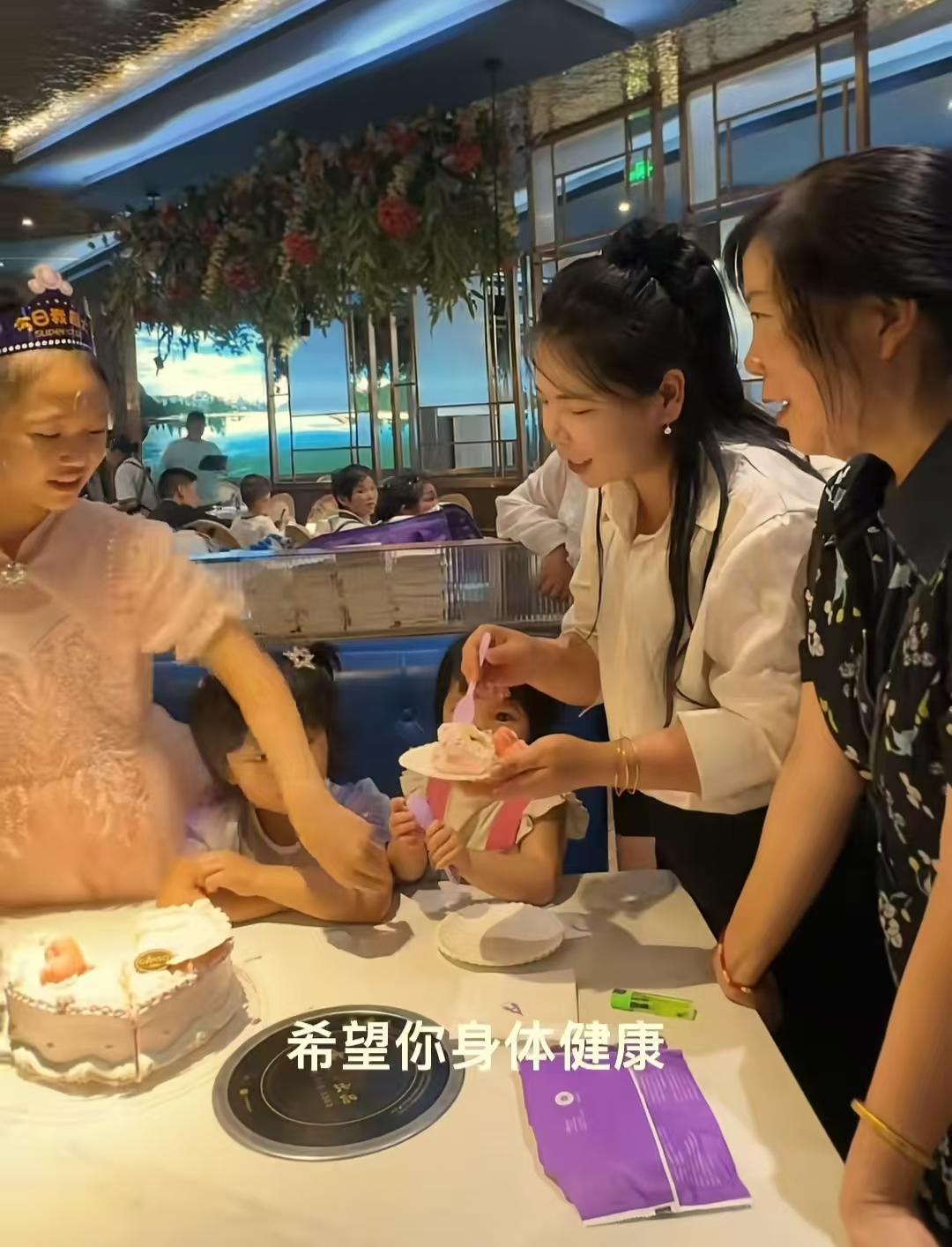 我预料到了农村小英子会给大女儿王子鑫庆祝生日
也预料到了梅梅和王洋夫妇带着娃会参