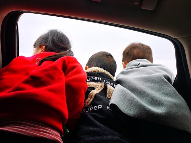 广东潮汕有一对弟弟，在姐姐出嫁的分家饭环节，那表情就跟憋着个定时炸弹似的努力憋笑