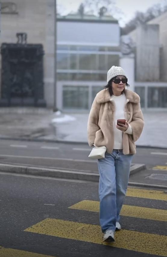 看了刘嘉玲的这身穿搭后，
我决定以后再也不穿有拉链的牛仔裤了……

在瑞士的街头