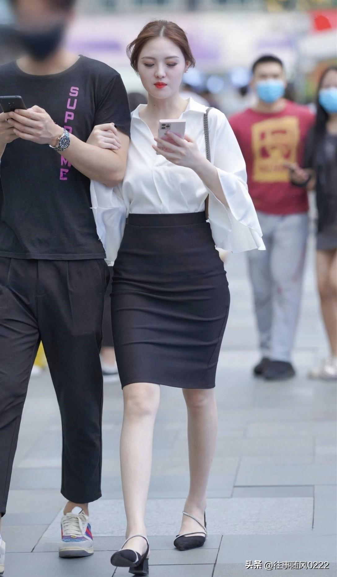 都市时尚情侣，手牵手漫步街头，享受科技与生活的美好