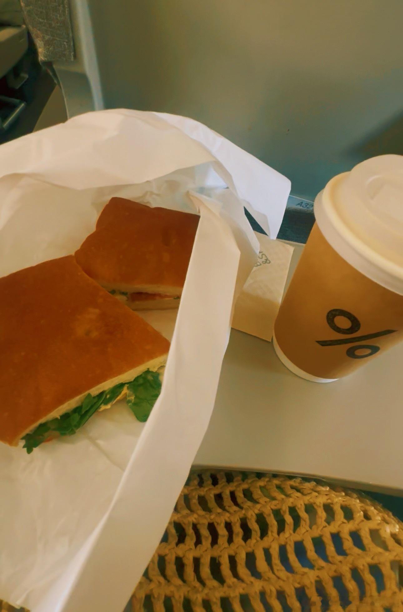 刚尝了一下在虹桥机场买的蝴蝶酥和饼干，一个169一盒，一个100一盒…太普通了，