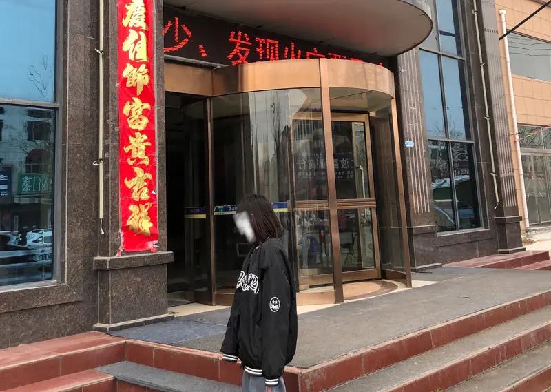 现在总有人想赚快钱，结果把自己“坑”进去。就说这个90后女子龙某，2020 年 