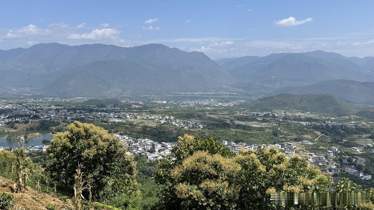 沿怒江峡谷一路南下到潞江坝，可以明显地感受到随着纬度和海拔的下降，气候条件、自然