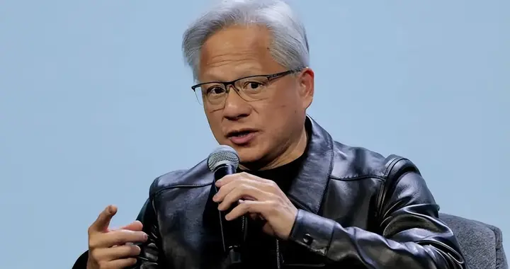 黄仁勋柏林开炮：“AI毁灭人类”是捏造且廉价的头条噱头，别扼杀AI