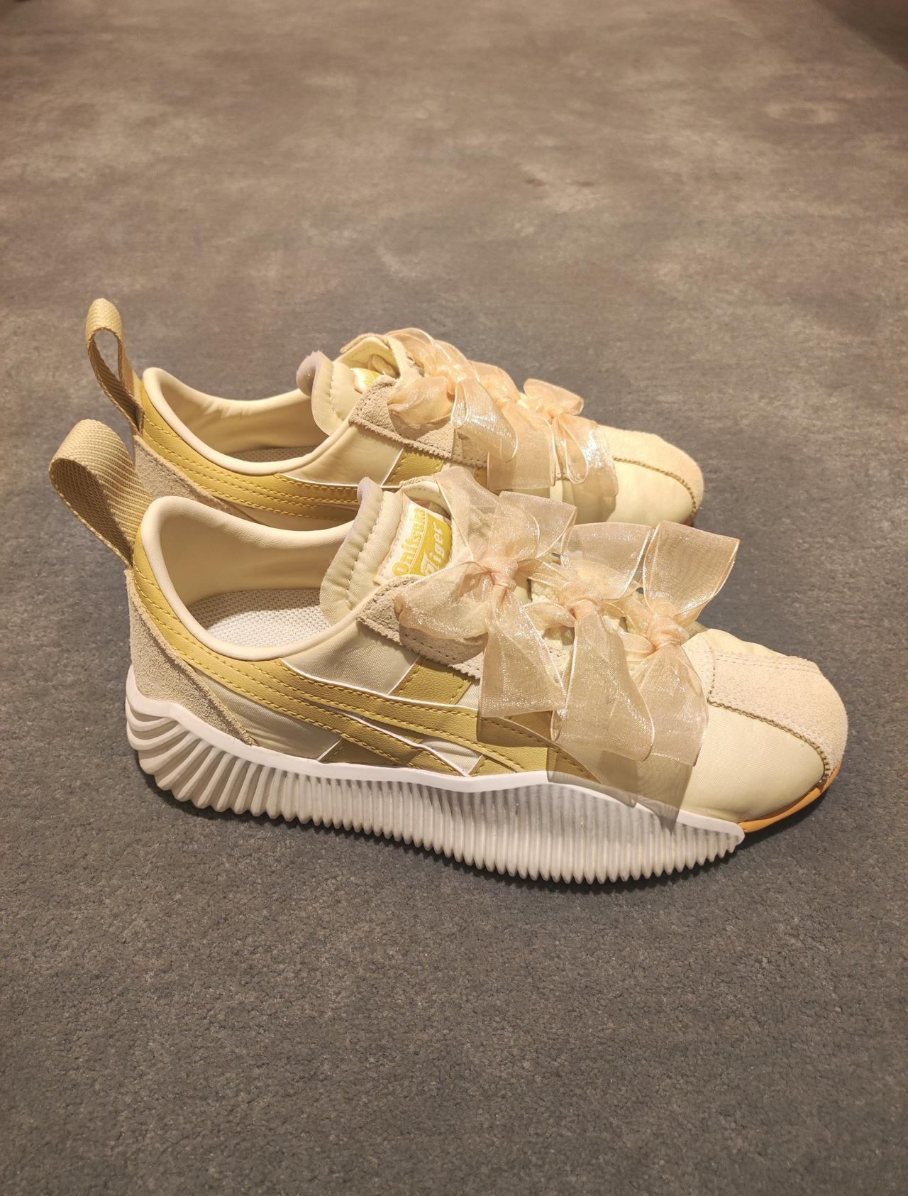 🆕新色~奶油黄系上蝴蝶结更美啦！
📍重庆 龙湖重庆时代天街
设计师款！
On