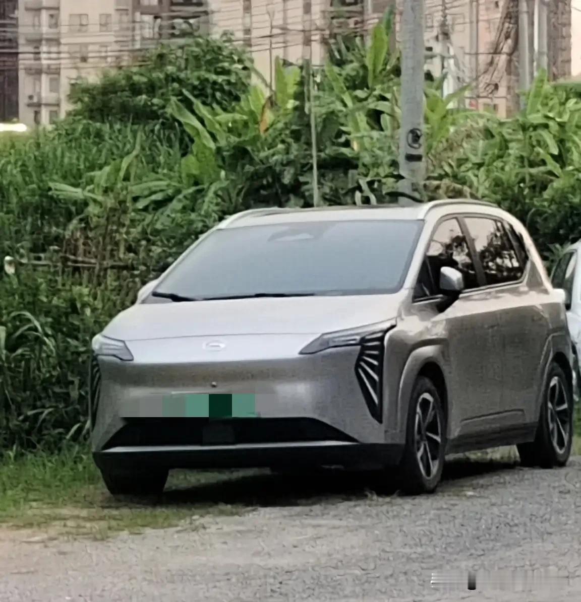 一别一年五个月，我又坐上了这个曾经属于我的副驾座，恍惚间以为旁边开车的人就是他，