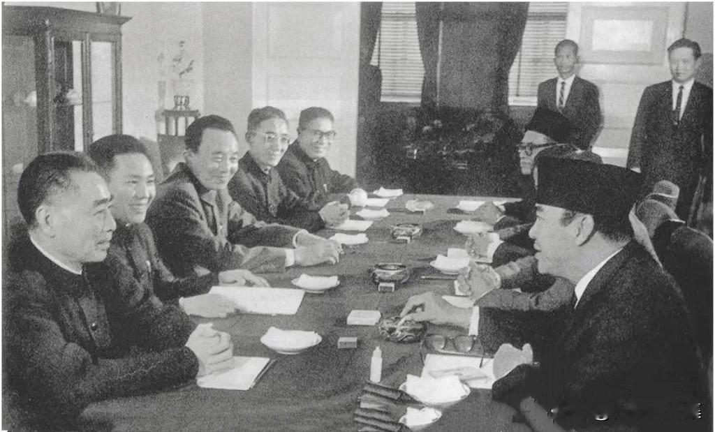 1964年11月4日，周恩来总理与罗瑞卿副总理（左排左二），外交部副部长刘晓（左