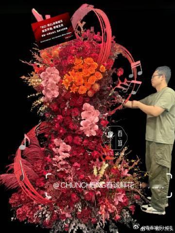 荣耀手机送肖战的2.3米巨型花篮荣耀手机送肖战演唱会的巨型花篮荣耀这波应援好大方