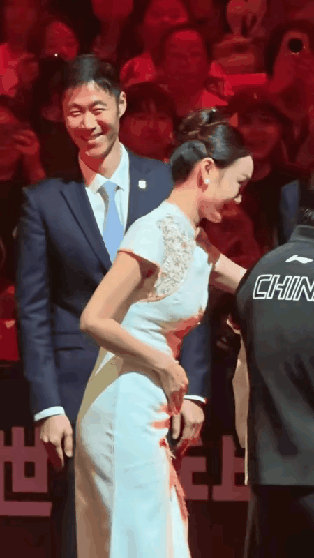 聚光灯下的莎莎
好像回到了老家
左邻右舍的微笑
包围着她的球迷
一切都似乎陌生