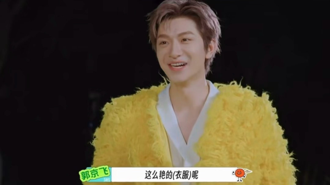 林一告诉我到底什么是真的 穿着花里胡哨的衣服被全员西装包围，这场面本身就很好笑了