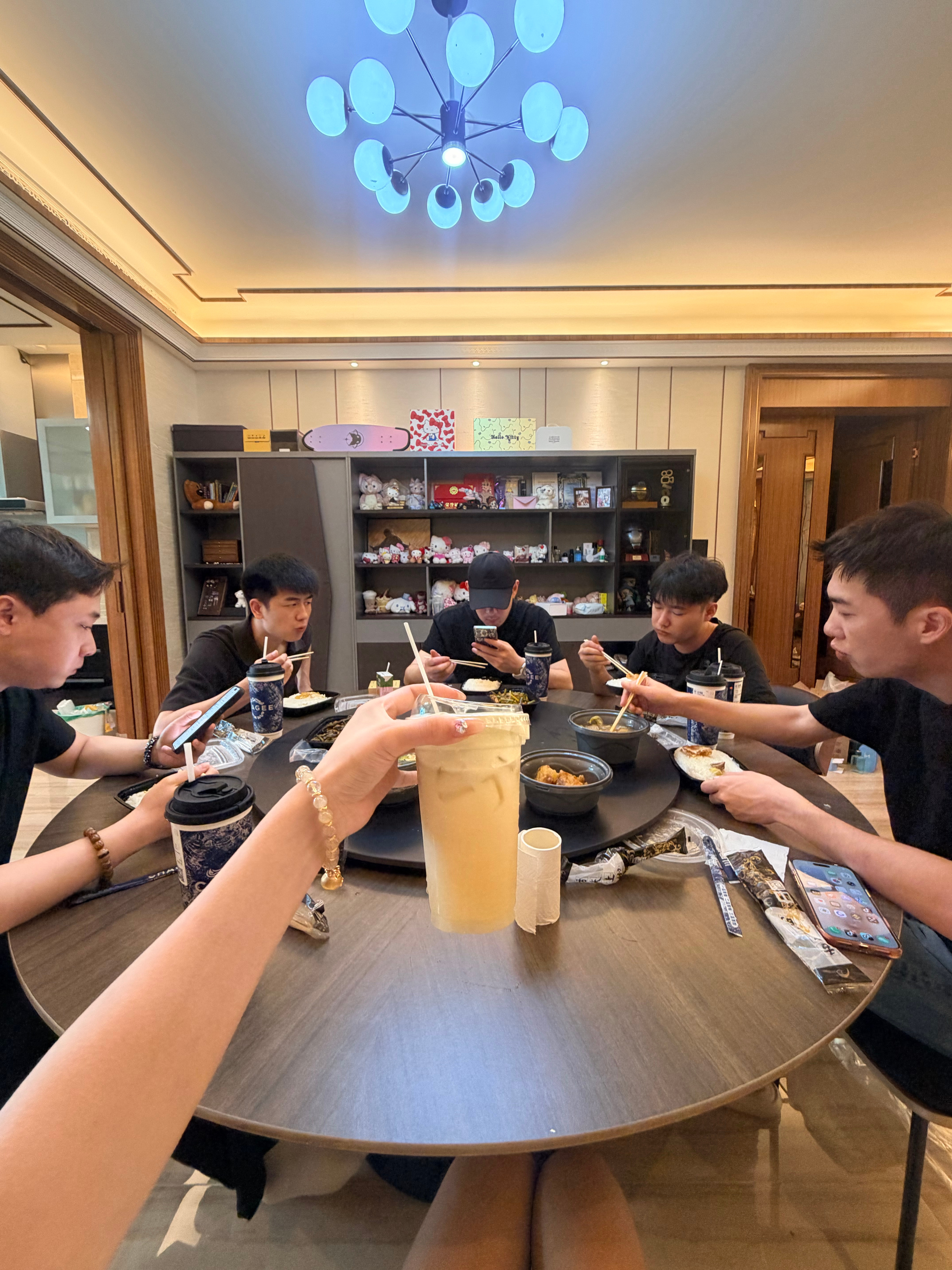 在吃饭对品，晚上直播生日场返场商家福袋，播一些生日场没播的品，和很多品牌方给大家