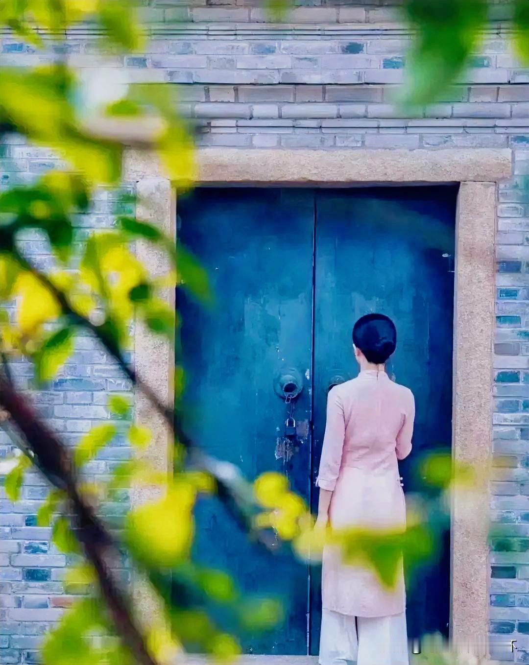 上联：繁花落尽皆虚妄
下联：有请雅士[玫瑰][玫瑰][玫瑰]