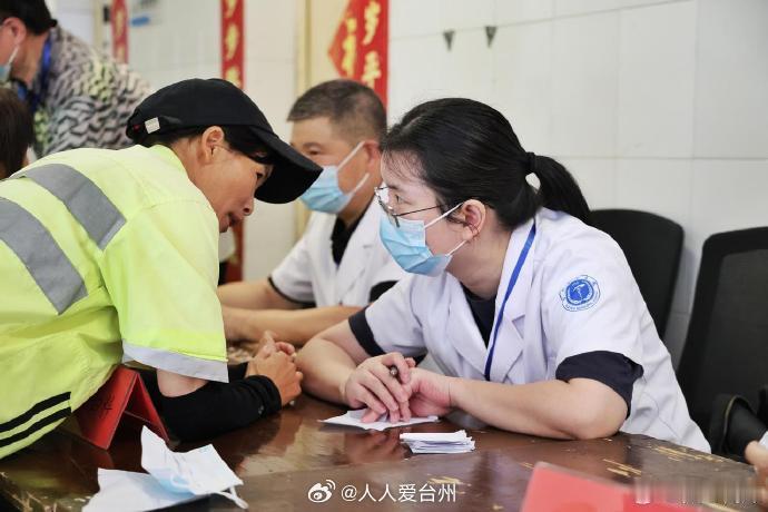 【送服务了台州送清凉送义诊暖心关爱城市美容师 】近日，民进椒江区委会走进台州市环