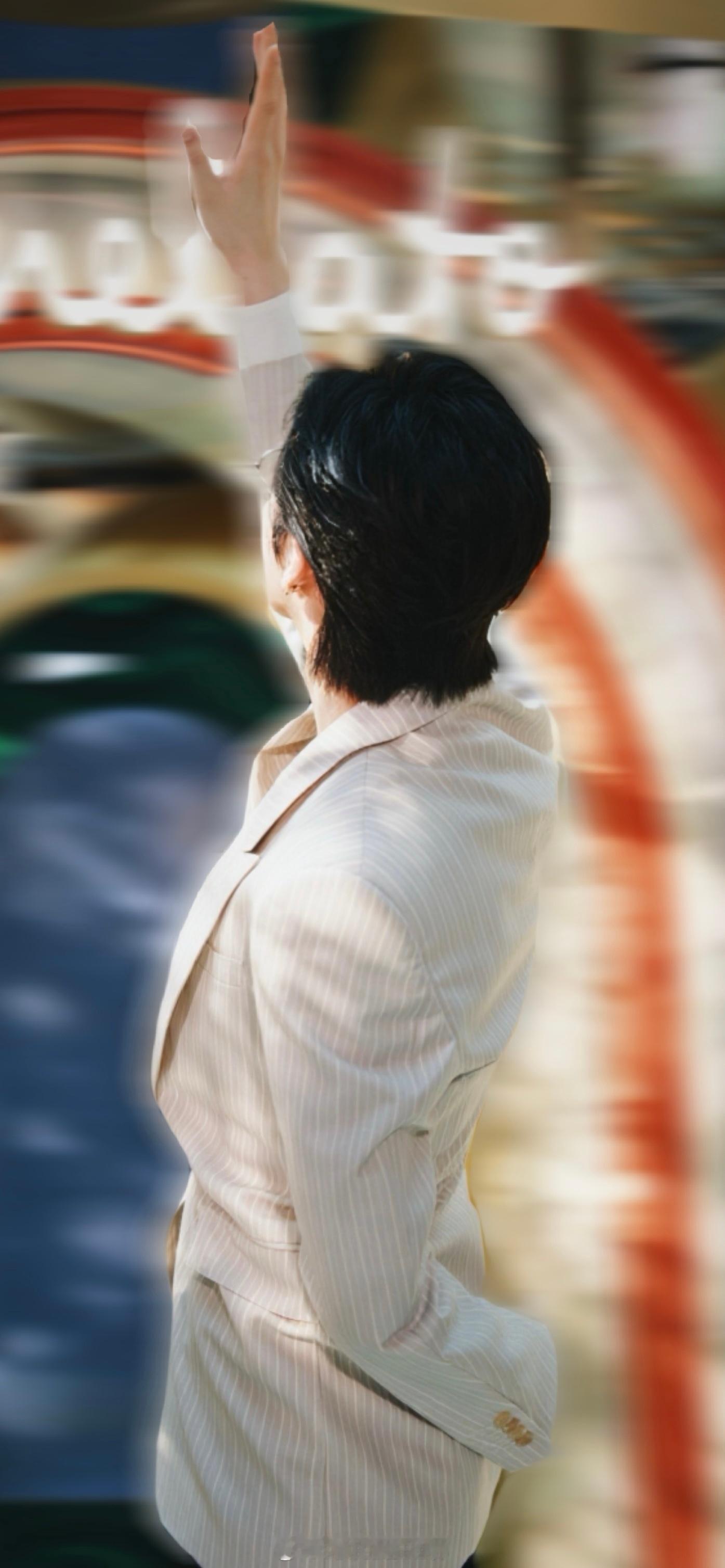 刘宇宁的2025巡演 🐾刘宇宁玫瑰丛生 🐾摩登兄弟 抬手间撞进一城浪漫，背影