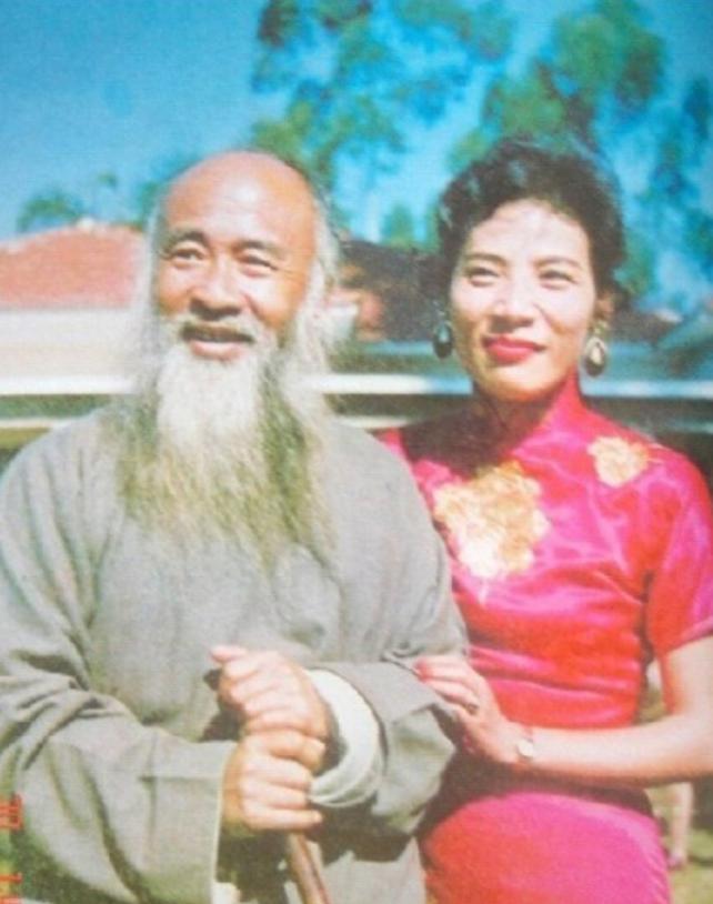 1947年，徐雯波嫁给了48岁的张大千。新婚夜，徐雯波红着脸叫了声：“伯伯！”张