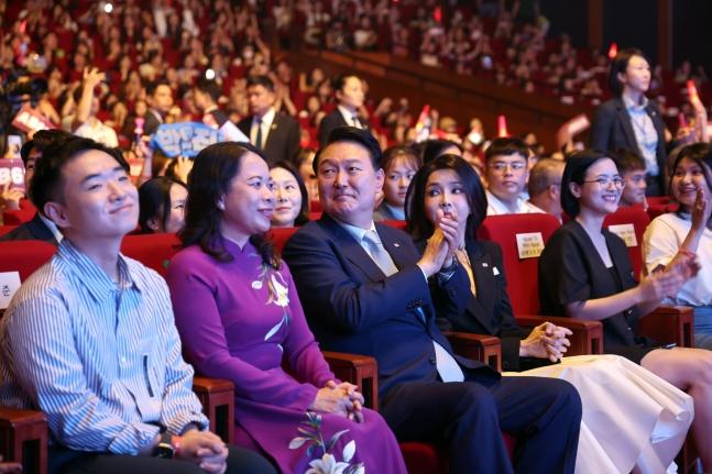 【韩国总统尹锡悦欣赏韩国越南两国艺人联合演出】

正在对越南进行为期3天2夜的国