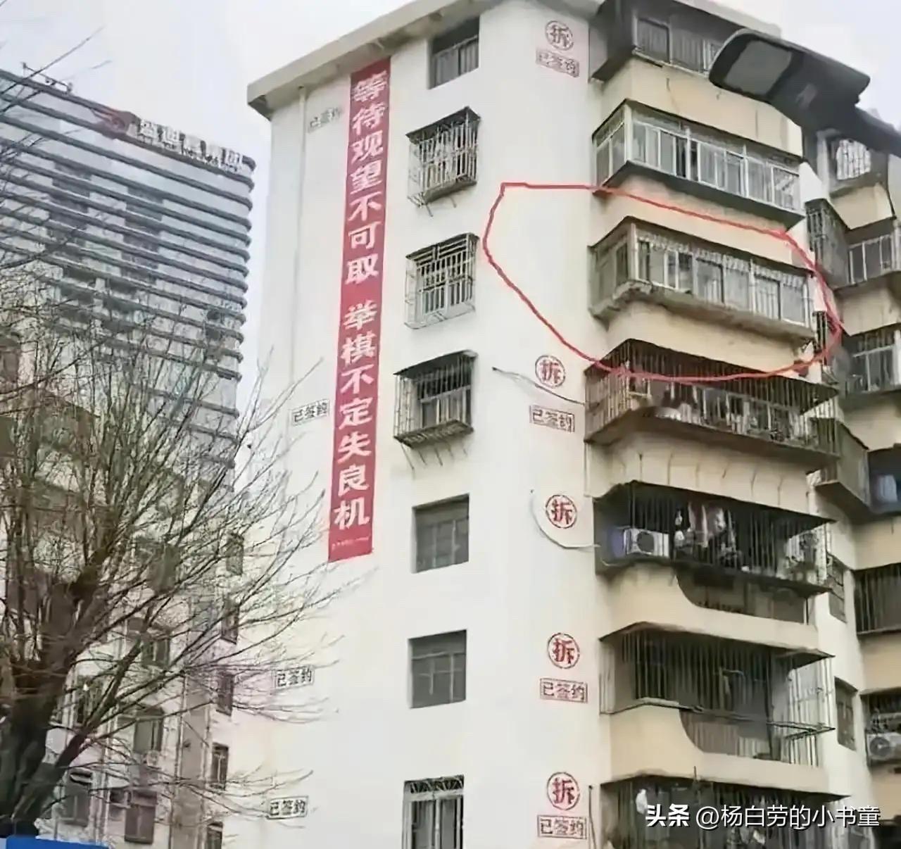 遇到两户不签字的怎么办？
只要有一户不签字，补偿金就发不了，最后也拆不了，已签字